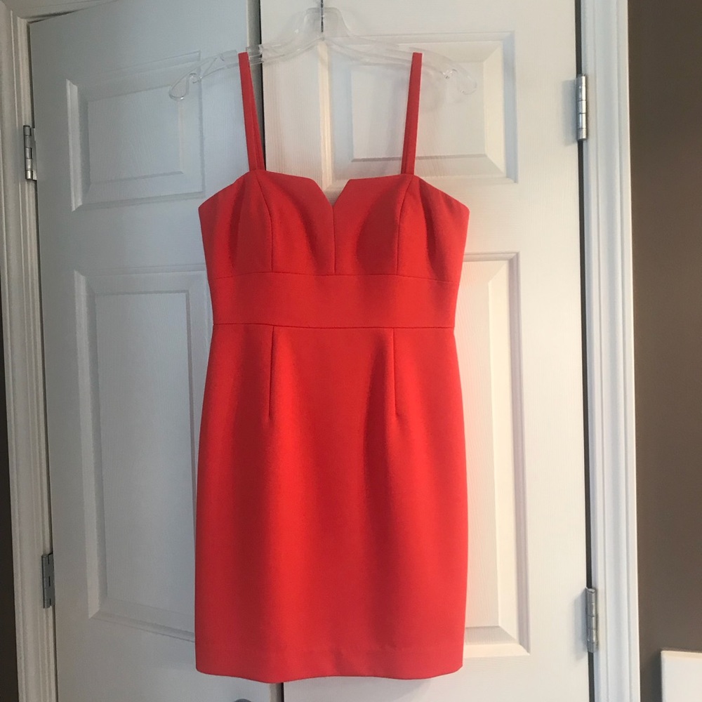 Fitted dress with removable straps